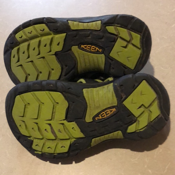 Boys Size 11 Keens - Picture 5 of 6